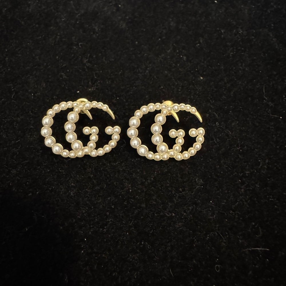 Gucci Gold and Cream Pearl Earrings with Sophisticated Design - Picture 4 of 6